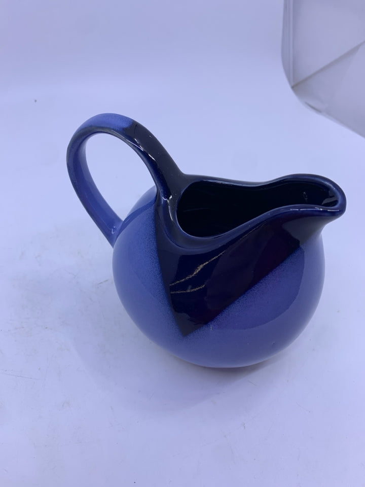 TWO TONED BLUE ROUND GRAVY BOAT.