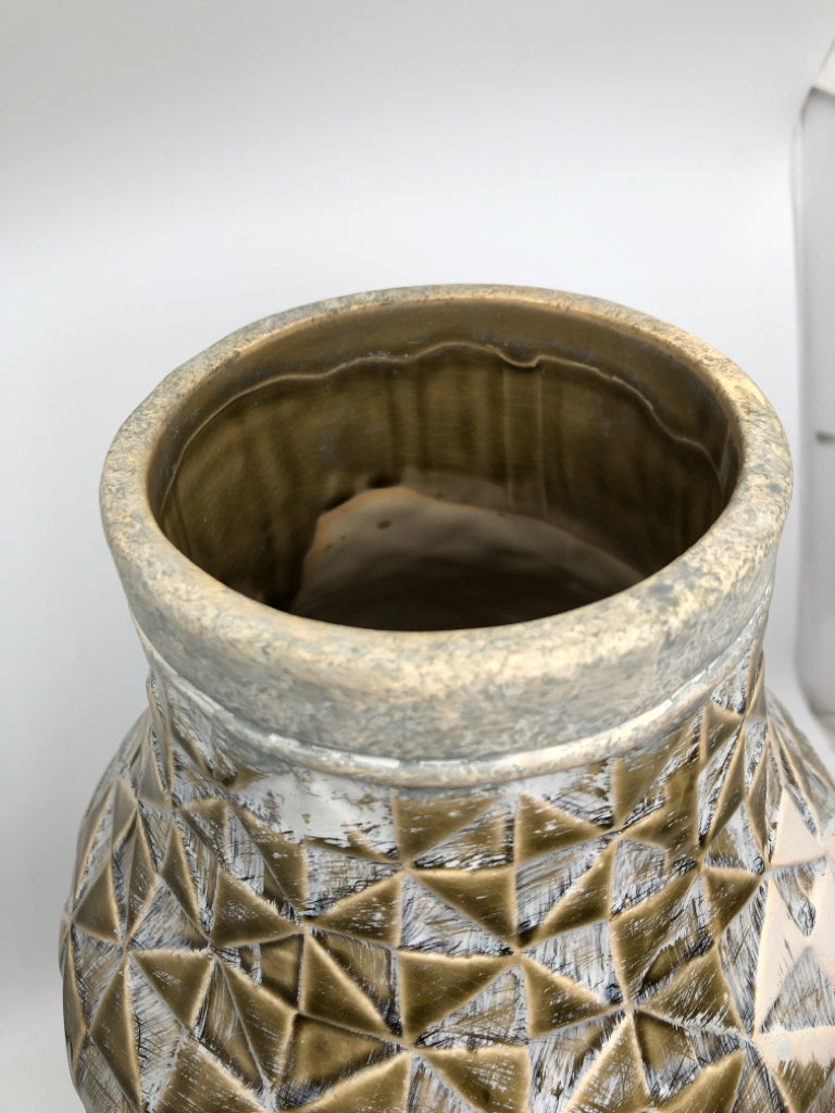TRIANGULAR WASHED TAN VASE.