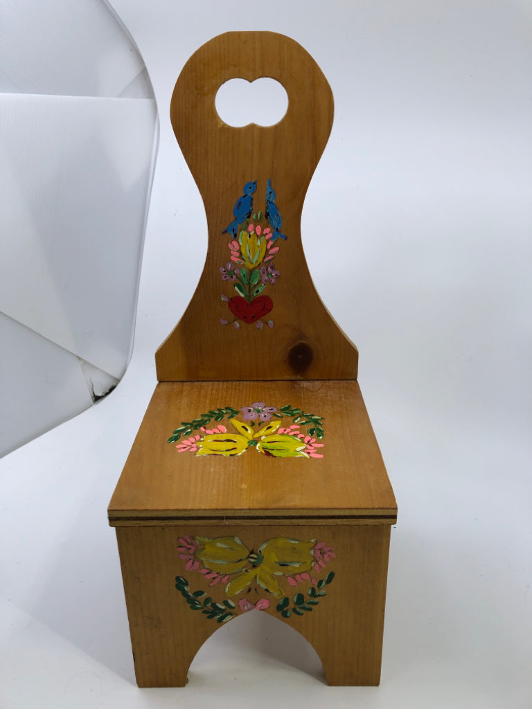 SMALL WOOD PAINTED DOLL STOOL.