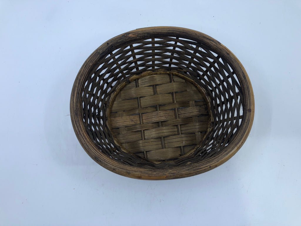 SMALL ROUND WOVEN BASKET.