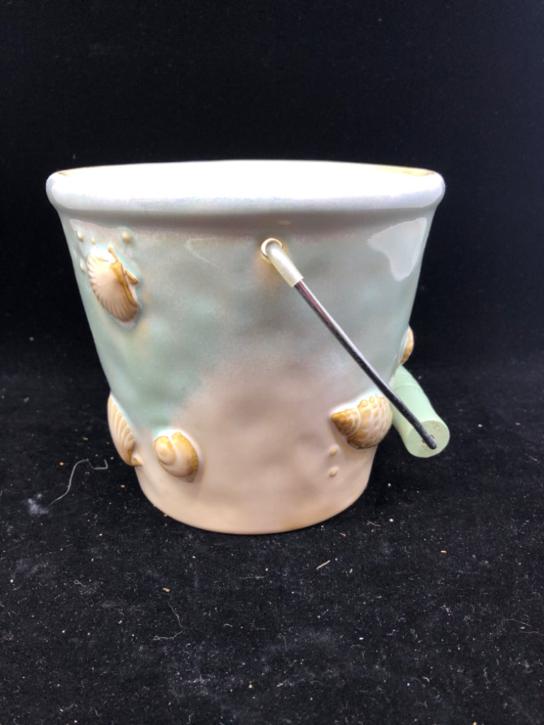CERAMIC BLUE/WHITE SEASHELL BUCKET WITH HANDLE.