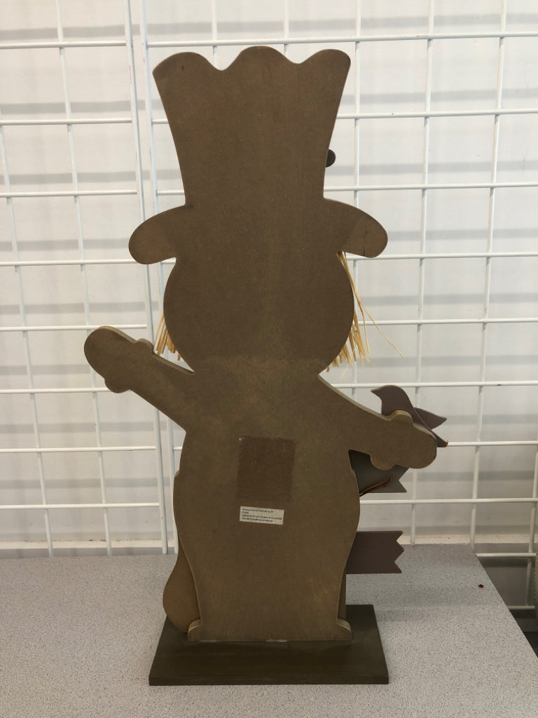 HAPPY HARVEST WOOD SCARECROW.