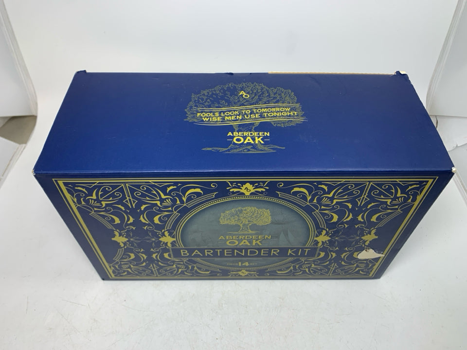 NIB ABERDEEN OAK BARTENDER KIT.