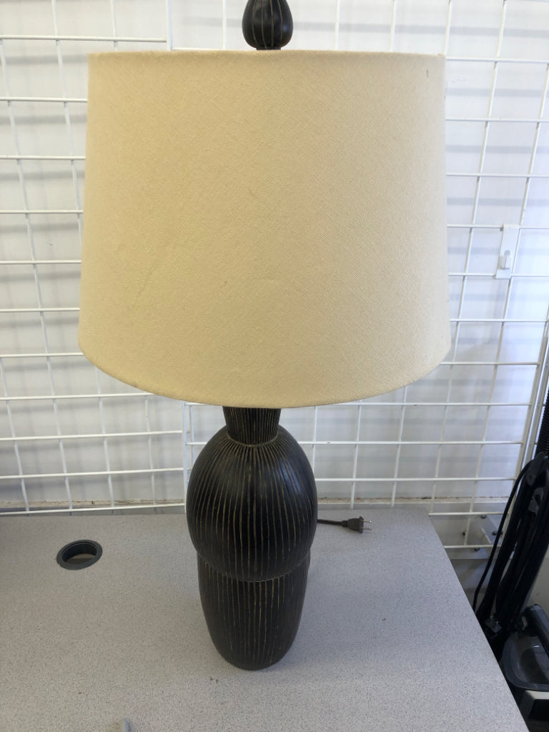 DARK WOOD LAMP ETCHED W/BEIGE SHADE.