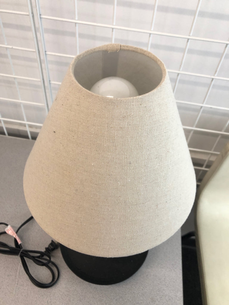 METAL LAMP W/TRAY BASE AND GREY SHADE.