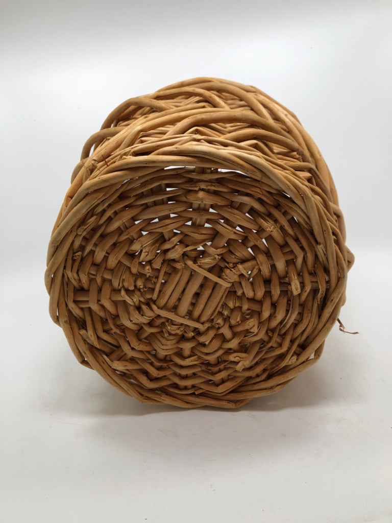 ROUND WICKER BASKET.