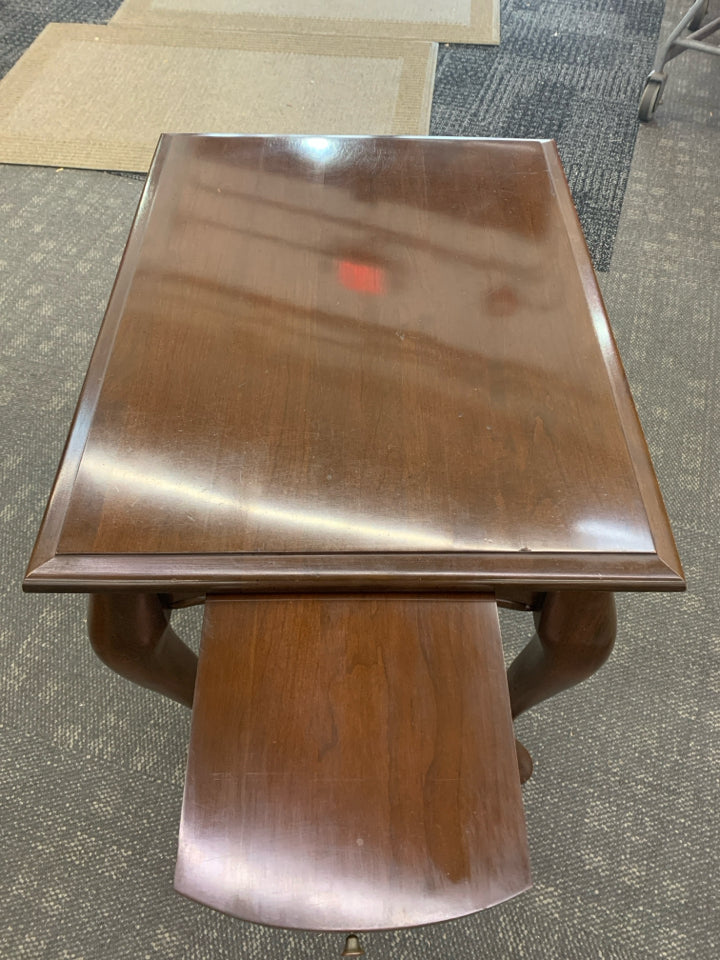 VTG WOODEN SIDE TABLE W/PULL-OUT TRAY.