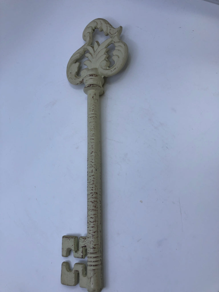 DISTRESSED CREAM SKELETON KEY DECOR.