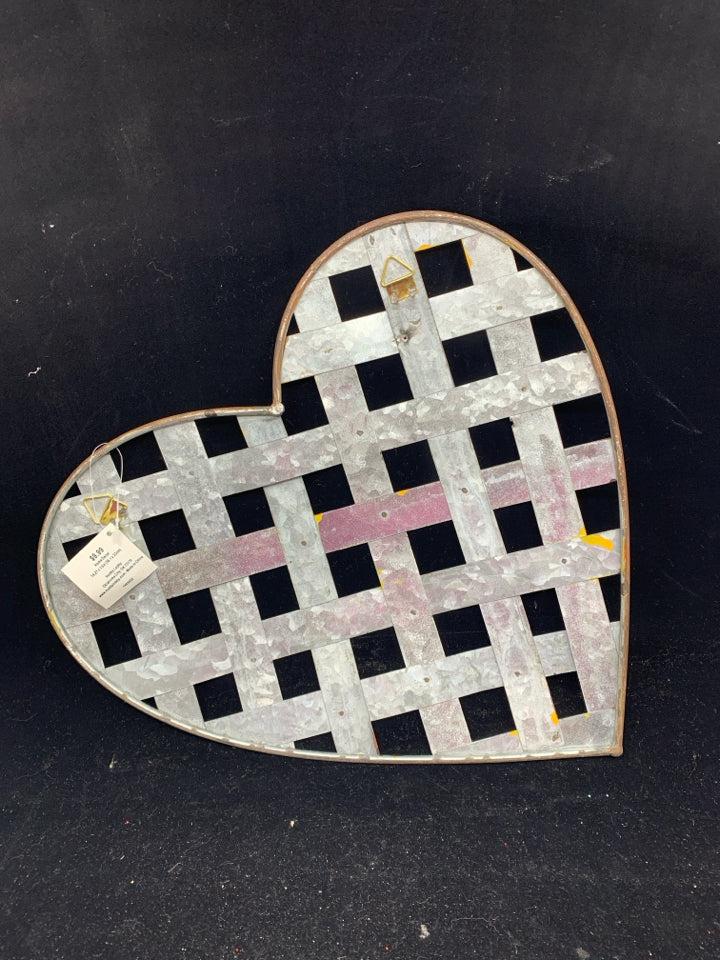 METAL DISTRESSED HEART WALL HANGING.