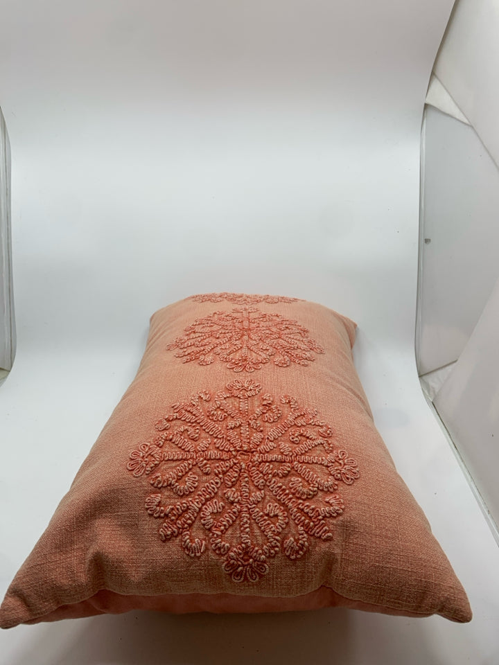 PINK STITCHED STARBURST PILLOW.