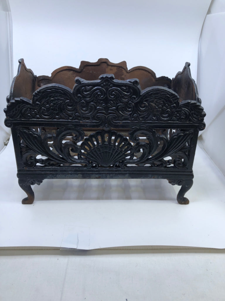 VTG HEAVY BLACK METAL CAST IRON FOOTED COAL FIREPLACE GRATE INSERT.