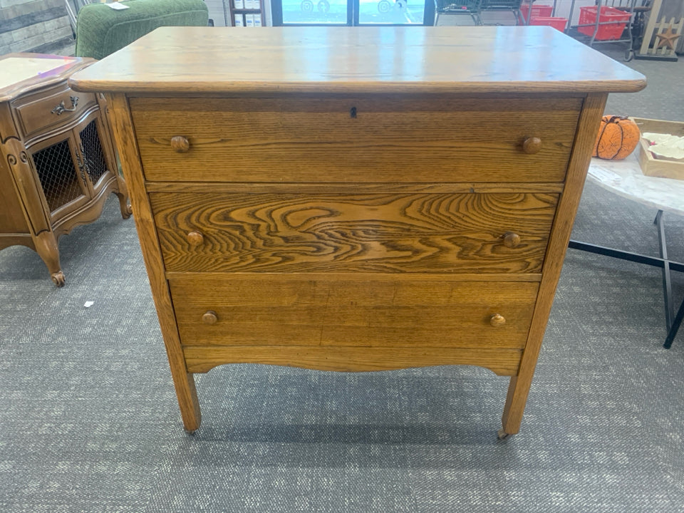 VTG WOOD 3 DRAWER DRESSER ON WHEELS.