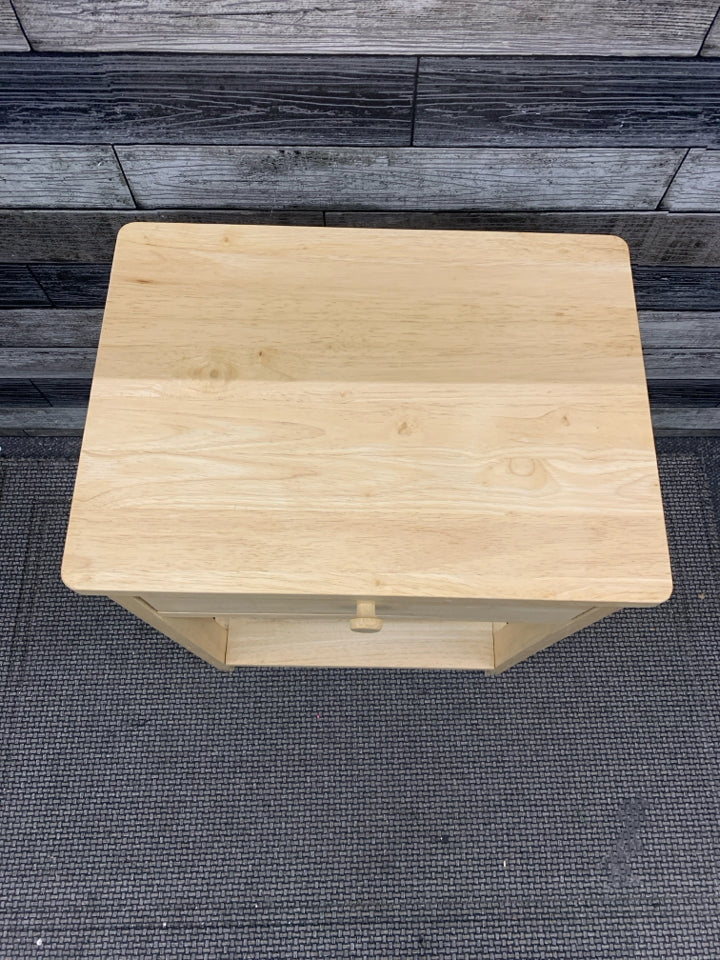 BLONDE WOOD END TABLE W/DRAWER.