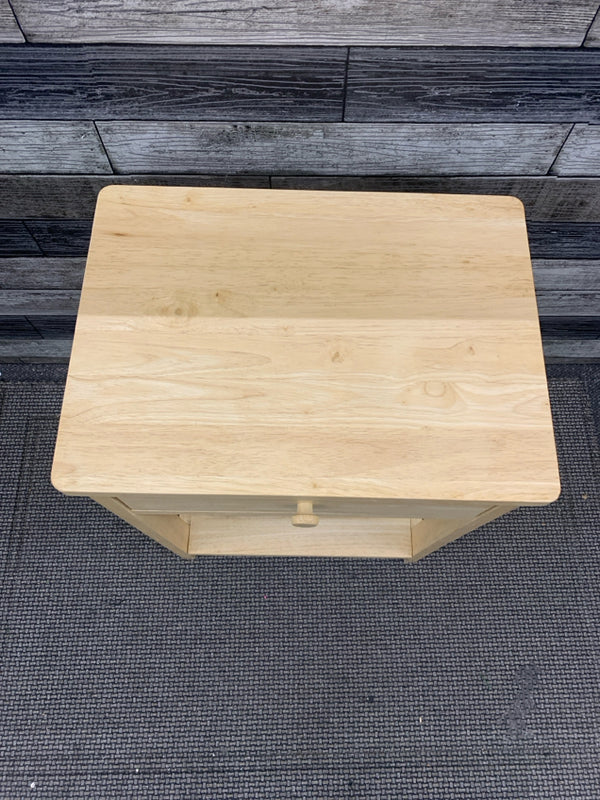 BLONDE WOOD END TABLE W/DRAWER.