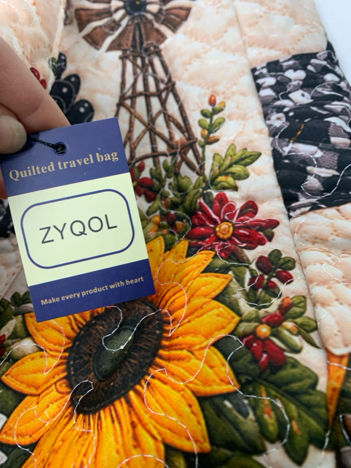 NWT QUILTED ZYQOL CHICKEN W/ BANDANA EFFS & SUNFLOWERS.