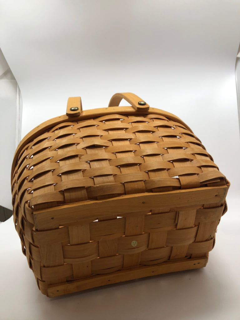 WOVEN WICKER BASKET W/HANDLES.
