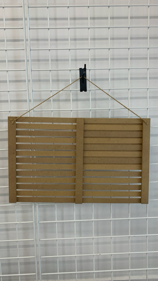 WOOD SLAT AMERICAN FLAG WALL HANGING.