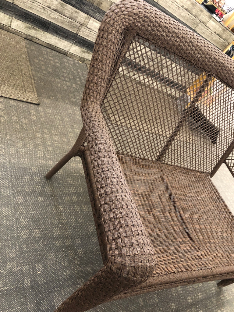 BROWN WICKER OUTDOOR LOVE SEAT.