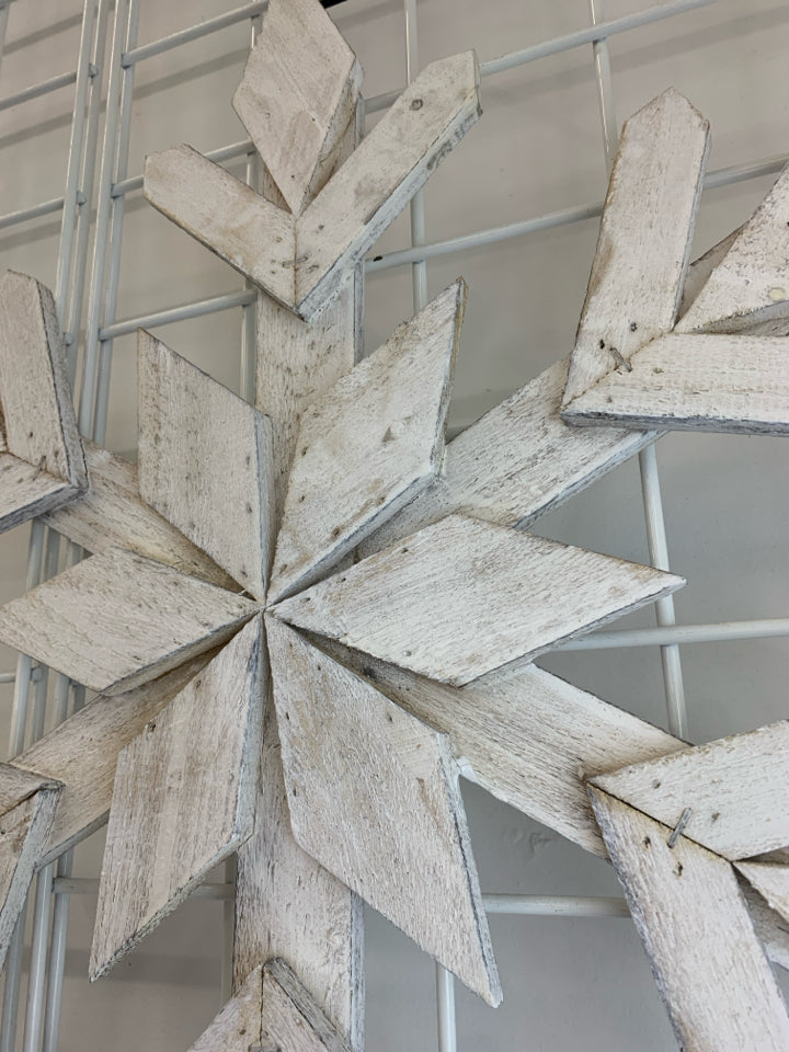 LG WOODEN SPARKLY SNOWFLAKE WALL HANGING.