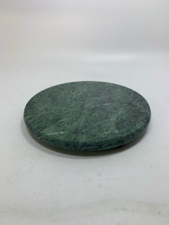 FOOTED GREEN MARBLE CIRCLE CHEESE BOARD.