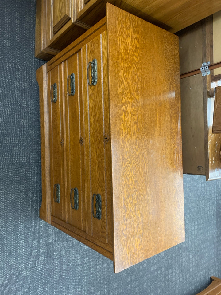 VTG MAPLE WOOD DRESSER WITH THREE DRAWERS.