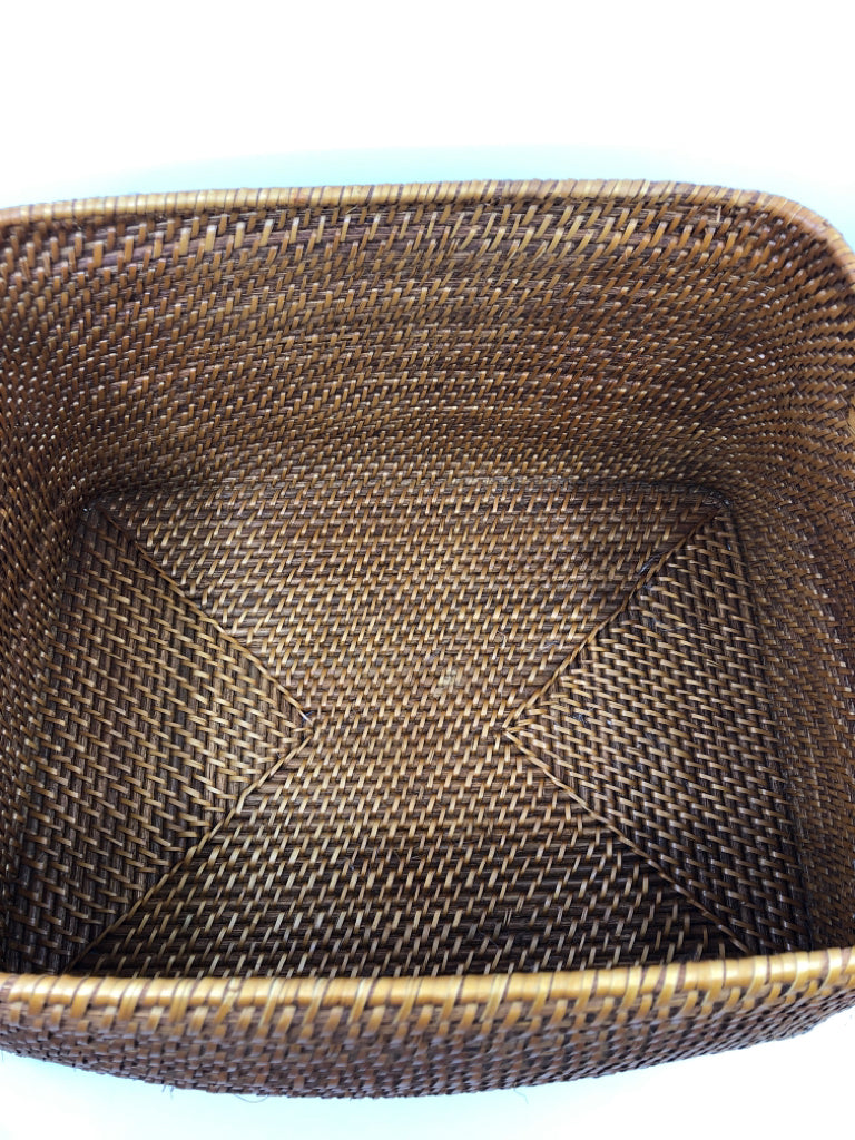 WOVEN CARMEL COLOR BASKET W/ HANDLES.