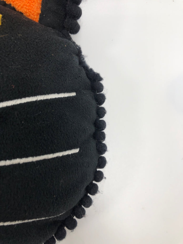 BLACK CAT FACE PILLOW.
