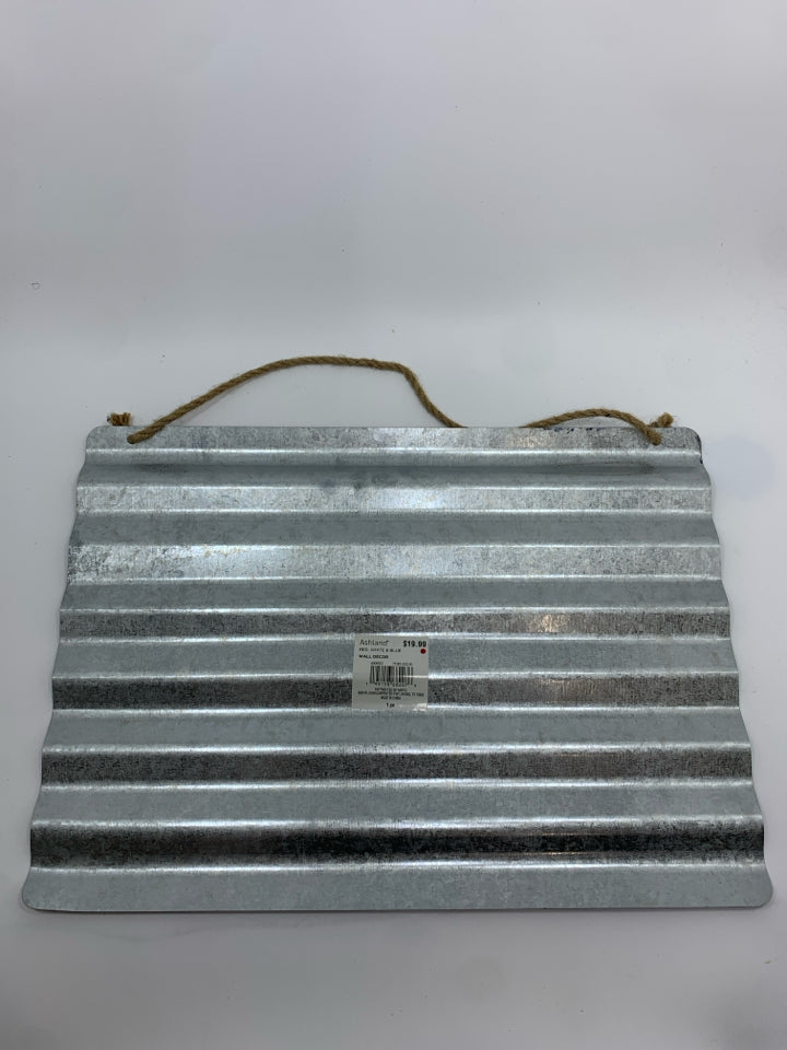 METAL AMERICAN FLAG WALL HANGING.