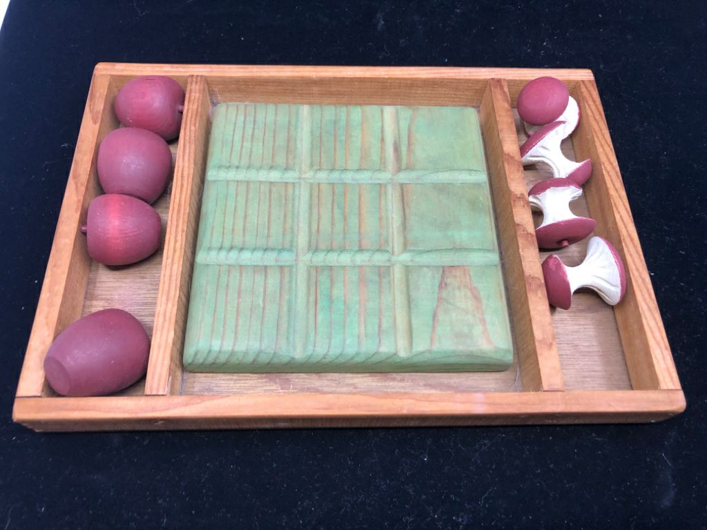 WOOD TIC-TAC-TOE W APPLE PIECES GAME.