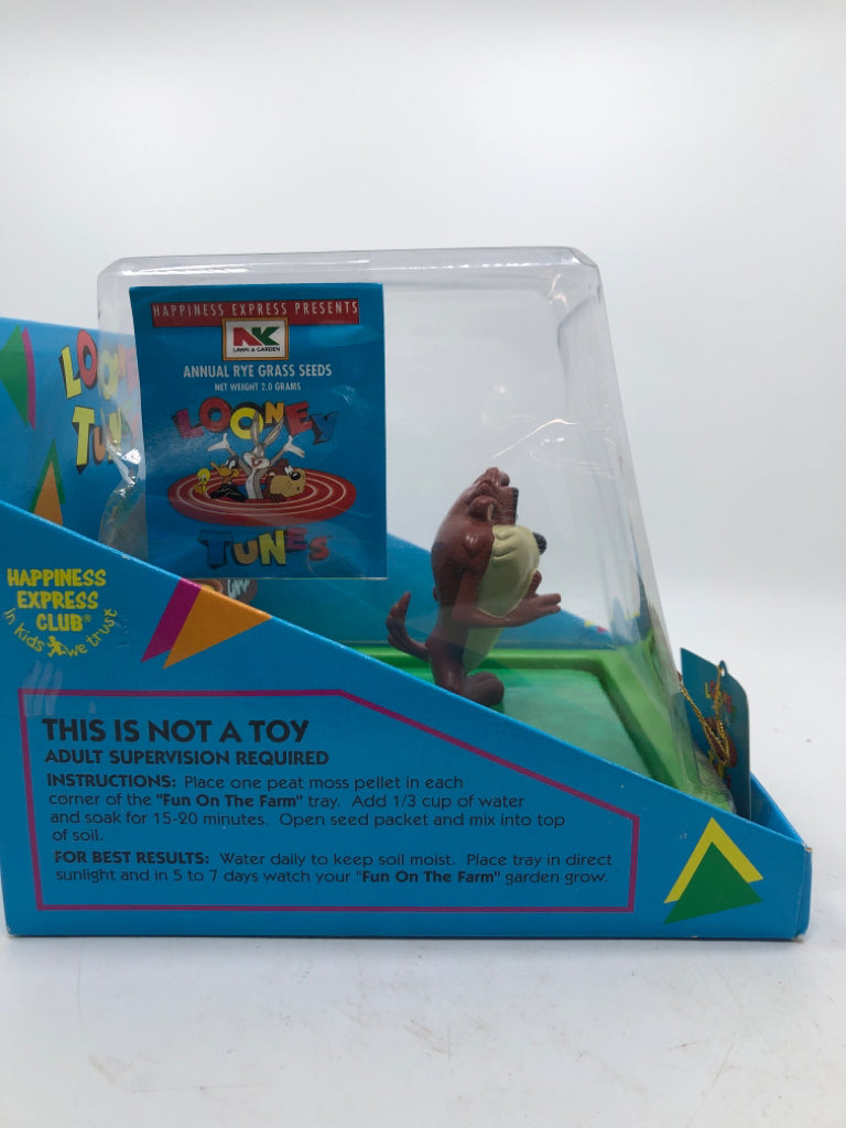 NIP LOONEY TUNES "HAVE FUN ON THE FARM" FIGURE.