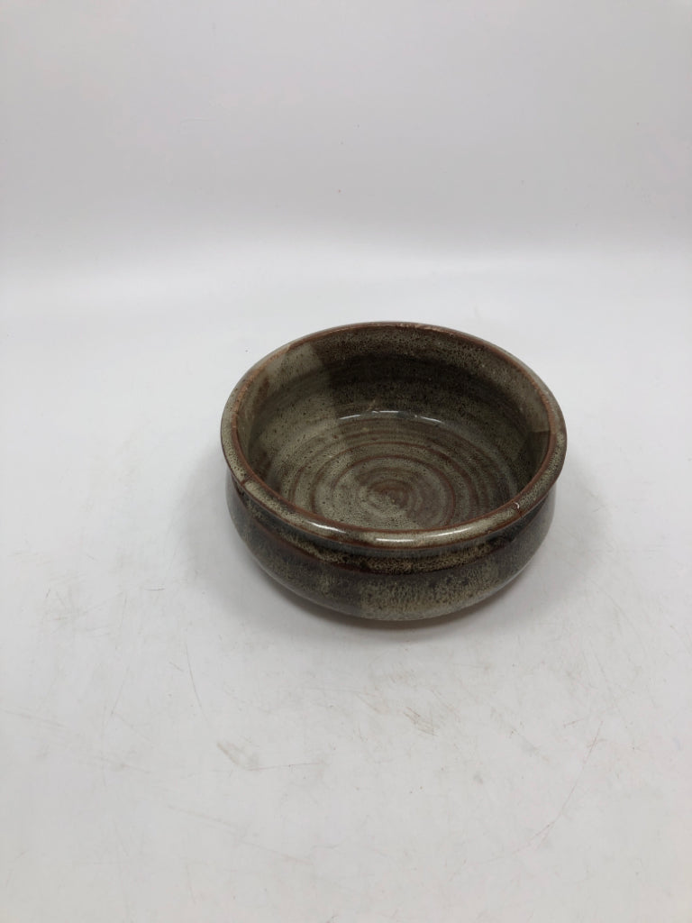 BROWN SPECKLED POTTERY BOWL.