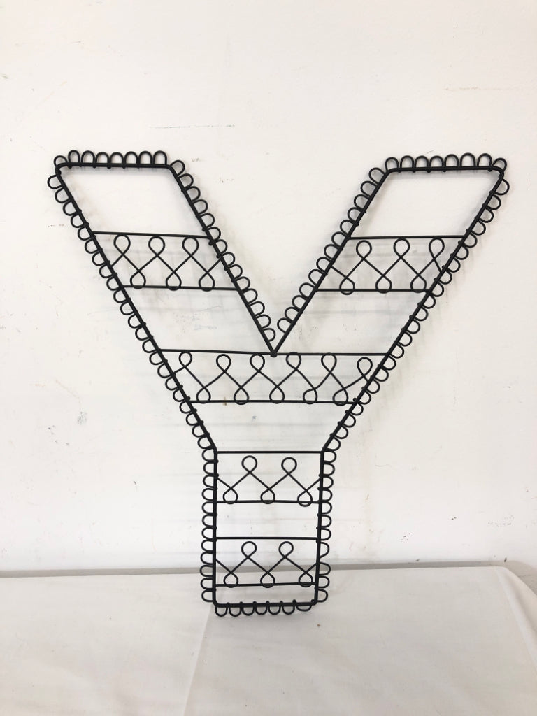 SCROLL METAL "Y" WALL HANGING.