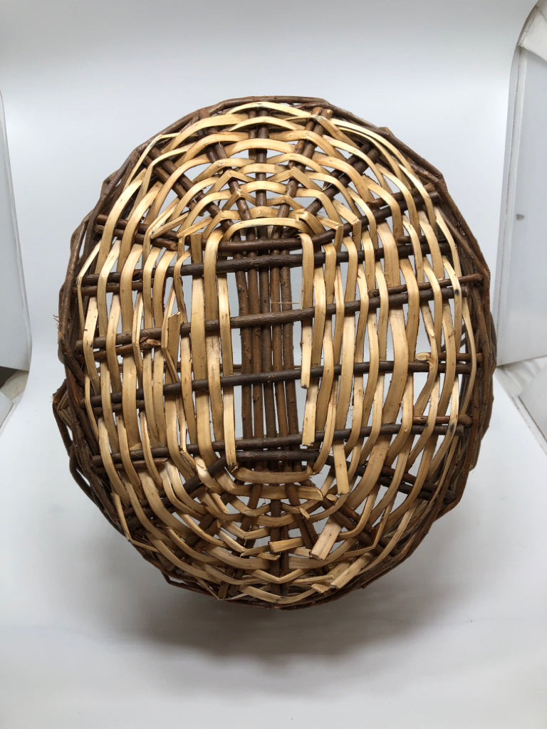 2 TONE WOVEN BASKET W/HANDLE.