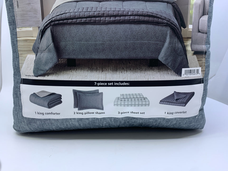 NIP KING COMFORTER SET.
