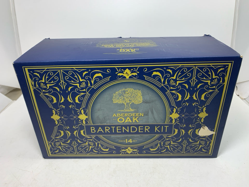 NIB ABERDEEN OAK BARTENDER KIT.