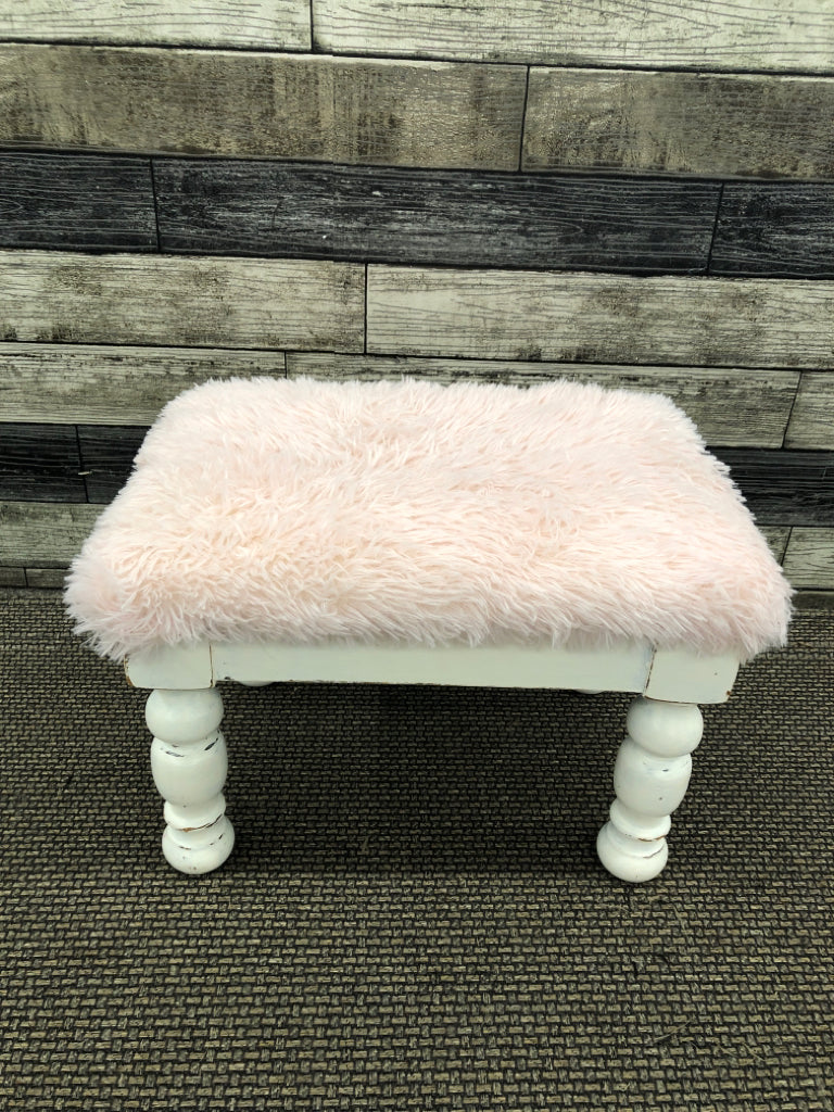 WHITE WOOD FOOTREST W/PINK FUZZY TOP.