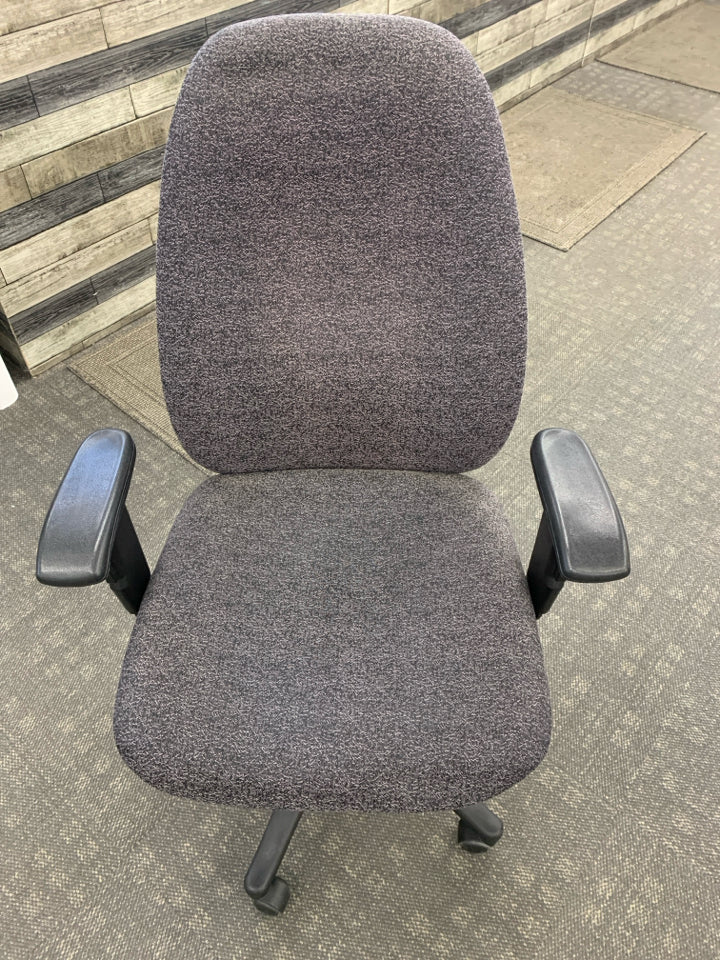 GREY FABRIC SWIVEL OFFICE CHAIR ON WHEELS.