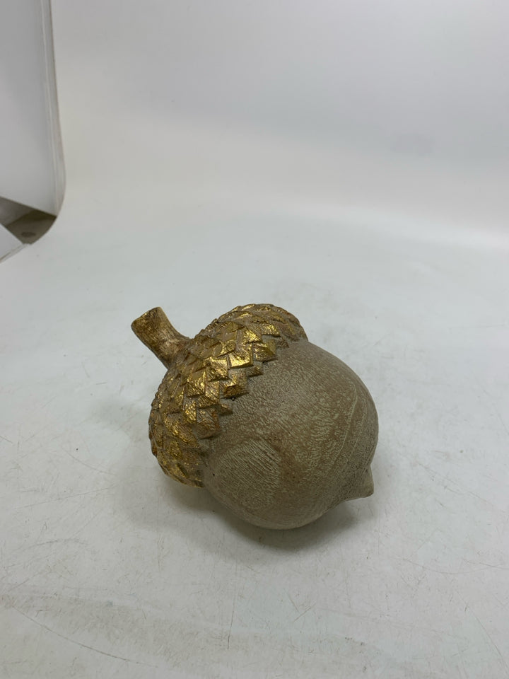 LIGHTWEIGHT RESIN ACORN W/ GOLD TOP.