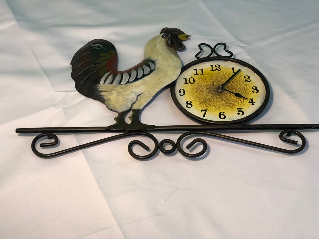 METAL WALL HANGING ROOSTER W/ CLOCK.