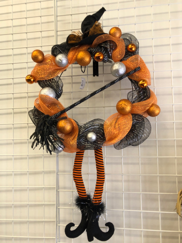 BLACK/ORANGE WREATH W/ W/ BROOM WITCH HAT.