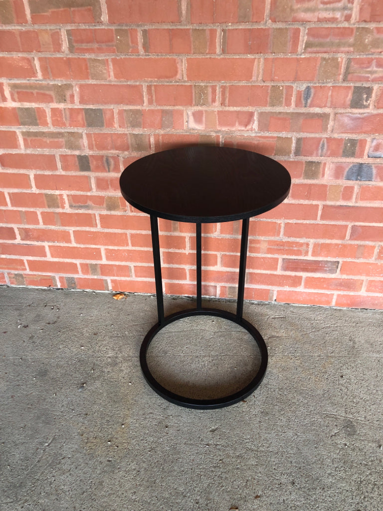 "C" SHAPED WOODEN END TABLE.