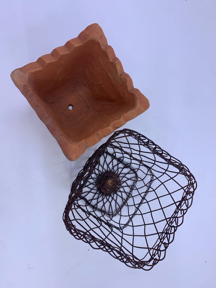 TERRA COTTA PLANTER W BROWN WIRE HOLDER.