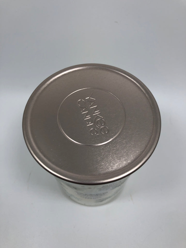SPARKLING SNOW YANKEE CANDLE.