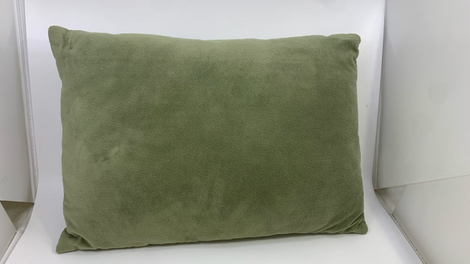 GREEN RECTANGLE ACCENT PILLOW W/RIBBED TEXTURE.