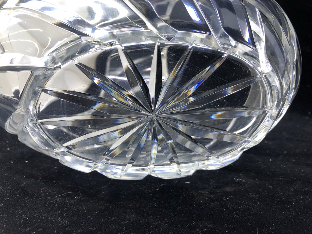 CLEAR GLASS CUT BASKET.