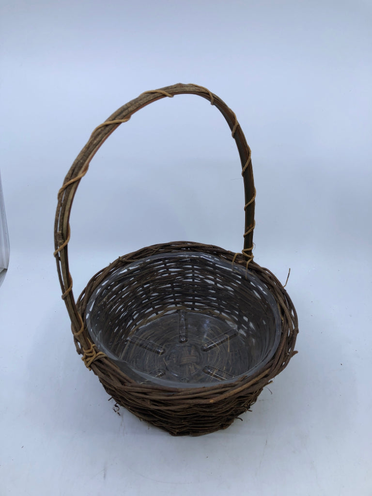 BROWN TWIG BASKET W/ PLASTIC INSERT.