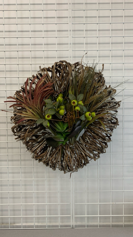 LG TWIG WREATH W/RUSTIC ARRANGEMENT.