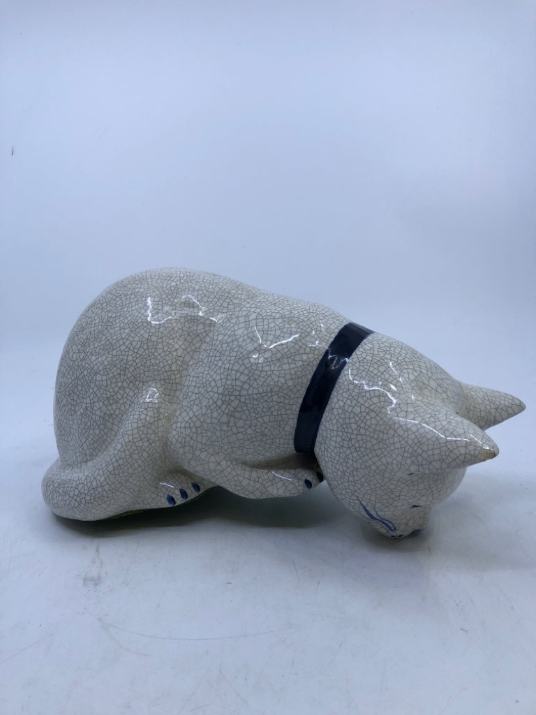 DEDHAM POTTERY SHELF SITTING CAT.