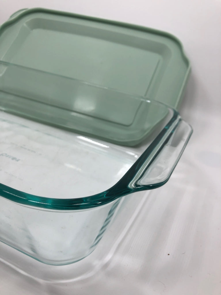 GLASS BAKING DISH W/TEAL LID.