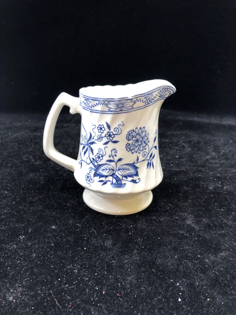 VTG BLUE/ WHITE VIDALLIA ONION PATTERN CREAMER.